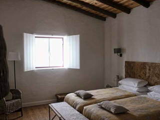 Monte do Guerreiro, Grupo Norma Grupo Norma ラスティックスタイルの 寝室