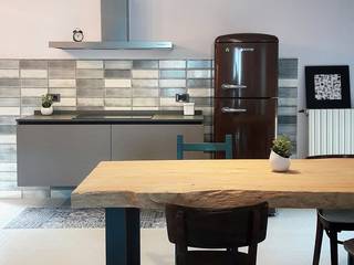 Kitchen design by A, Aguzzoli Arredamenti Aguzzoli Arredamenti Cocinas de estilo moderno Derivados de madera Transparente