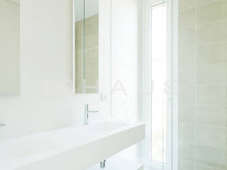 Modelo a medida en Valencia, Casas inHAUS Casas inHAUS Baños de estilo moderno Cerámico Blanco