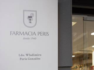 Farmacia Peris desde 1960, Isho Design Isho Design Espacios comerciales