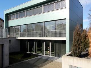 Wohn- und Bürogebäude, architekt-foerstner.de architekt-foerstner.de Casas familiares de madeira e plástico