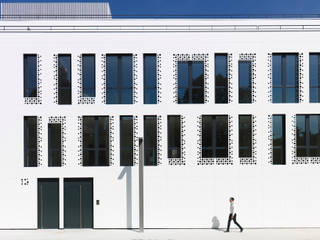 The Reichen & Robert & Associes studio designs the unique façade of Docteur Pierre using KRION, KRION® Porcelanosa Solid Surface KRION® Porcelanosa Solid Surface モダンな 壁&床