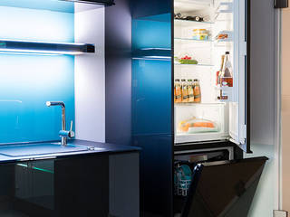 Integrierte Geräte, Kühlschrank und Spüle mit Glas verkleidet Glascouture by Schenk Glasdesign Modern Kitchen Glass Electronics