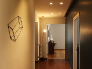 Ristrutturazione appartamento a Torino, Carolina Ferrero Carolina Ferrero Modern corridor, hallway & stairs