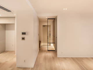 깔끔히 마무리된 압구정동 구현대아파트, 영보디자인 YOUNGBO DESIGN 영보디자인 YOUNGBO DESIGN Modern corridor, hallway & stairs