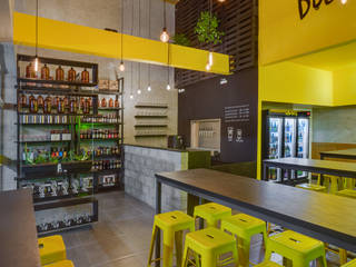 Estúdio Pantarolli Miranda - Arquitetura, Design e Arte Bares y clubs de estilo industrial Metal Amarillo