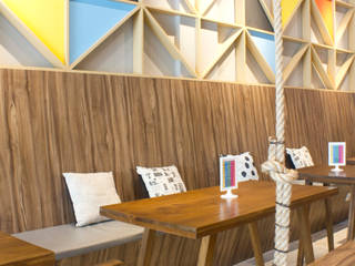 90's Flashback Cafe, TIES Design & Build TIES Design & Build Commercial spaces Wood Wood effect