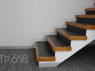 OFICINAS JARDINES PIEDRAS, TP618 TP618 Modern corridor, hallway & stairs ٹھوس لکڑی Multicolored