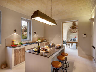 CASA DI CAMPAGNA: Spazio collettivo connesso visivamente dalla grande doppia vetrata a giardino, architetto stefano ghiretti architetto stefano ghiretti Cucina rurale cucina,isola della cucina,kitchen island