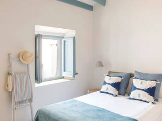Una vieja casa de 1 siglo se convirtió en un hogar de 2 pisos con un jardín de 100 m2, Nice home barcelona Nice home barcelona Mediterranean style bedroom