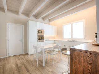 Casa in legno Villa Conti, Progettolegno srl Progettolegno srl Built-in kitchens Wood Wood effect