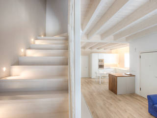 Casa in legno Villa Conti, Progettolegno srl Progettolegno srl モダンスタイルの 玄関&廊下&階段 木 木目調