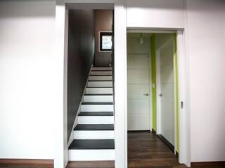 울산시 울주군 은편리 단독주택/목조주택, 피앤이(P&E)건축사사무소 피앤이(P&E)건축사사무소 Modern Corridor, Hallway and Staircase