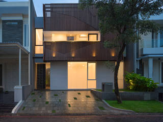 'S' house, Simple Projects Architecture Simple Projects Architecture Tropical style houses Iron/Steel