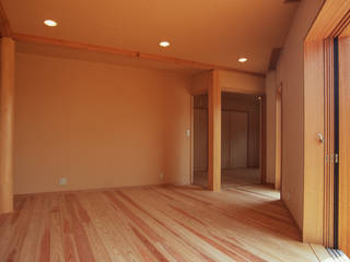 【サーフィンと子育て：平屋の暮らし】, （株）独楽蔵 KOMAGURA （株）独楽蔵 KOMAGURA Eclectic style living room