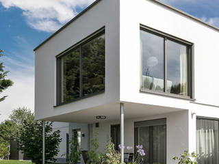 Moderne Flachdachvilla im Bauhausstil mit architektonischen Highlights, wir leben haus - Bauunternehmen in Bayern wir leben haus - Bauunternehmen in Bayern Single family home