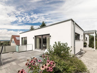Moderne Flachdachvilla im Bauhausstil mit architektonischen Highlights, wir leben haus - Bauunternehmen in Bayern wir leben haus - Bauunternehmen in Bayern Einfamilienhaus