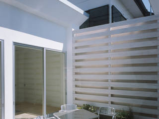 切妻と中庭の家 – 縦長の敷地で、すべての部屋に直接光を届ける –, 一級建築士事務所アトリエｍ 一級建築士事務所アトリエｍ Modern Terrace