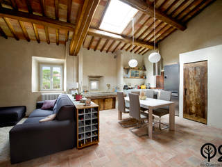 Una cucina nel Chianti: finta muratura e resina grigia e ante in legno di recupero castagno vintage, Laquercia21 Laquercia21 Cucina attrezzata