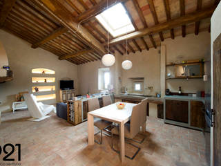 Una cucina nel Chianti: finta muratura e resina grigia e ante in legno di recupero castagno vintage, Laquercia21 Laquercia21 Cocinas industriales