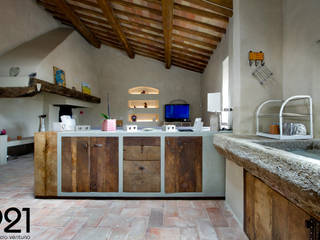 Una cucina nel Chianti: finta muratura e resina grigia e ante in legno di recupero castagno vintage, Laquercia21 Laquercia21 Industrial style kitchen