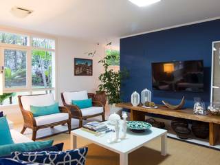 Blue Feelings, IZI HOME Interiores IZI HOME Interiores Salas de estilo tropical