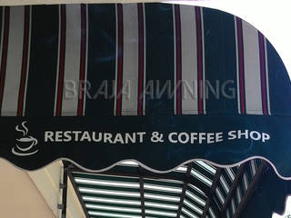 Canopy Kain Cafe & Resto Jakarta, Braja Awning & Canopy Braja Awning & Canopy クラシックデザインの テラス テキスタイル アンバー/ゴールド