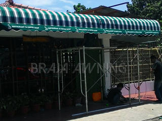 Canopy Kain Cafe & Resto Jakarta, Braja Awning & Canopy Braja Awning & Canopy クラシックデザインの テラス テキスタイル アンバー/ゴールド