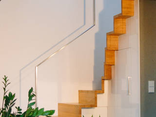 Treppe in Eiche mit Einbauschrank in Weiß Hochglanz, Schreinerei Mairhofer Schreinerei Mairhofer Pasillos, vestíbulos y escaleras modernos Madera Acabado en madera