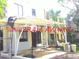 Tenda Membrane teras rumah Jakarta, Braja Awning & Canopy Braja Awning & Canopy Garajes de estilo moderno Sintético Marrón