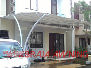 Tenda Membrane teras rumah Jakarta, Braja Awning & Canopy Braja Awning & Canopy モダンデザインの ガレージ・物置 合成繊維 ブラウン