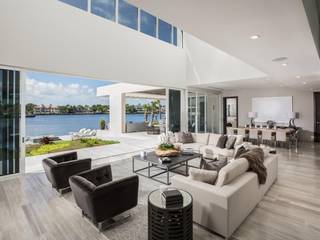 AGD Architects designs luxury and wellbeing with KRION, in Gables Estates Club, Miami, KRION® Porcelanosa Solid Surface KRION® Porcelanosa Solid Surface モダンデザインの ダイニング