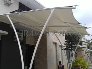 Tenda Membrane Garasi Mobil Jakarta, Braja Awning & Canopy Braja Awning & Canopy Balcones y terrazas de estilo moderno Sintético Marrón