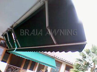 Awning Gulung Teras Rumah Jakarta, Braja Awning & Canopy Braja Awning & Canopy クラシックデザインの テラス テキスタイル アンバー/ゴールド