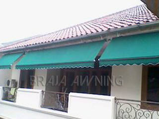 Awning Gulung Teras Rumah Jakarta, Braja Awning & Canopy Braja Awning & Canopy Balcon, Veranda & Terrasse classiques Textile Ambre/Or