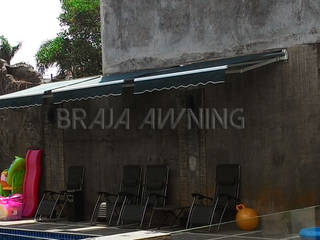 Awning Gulung Kolam Renang Jakarta, Braja Awning & Canopy Braja Awning & Canopy クラシックデザインの テラス テキスタイル アンバー/ゴールド