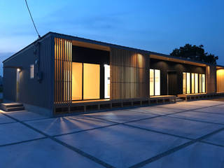 河川敷沿いに建つ平屋の二世帯住宅, KAWAZOE-ARCHITECTS KAWAZOE-ARCHITECTS Casas modernas: Ideas, diseños y decoración