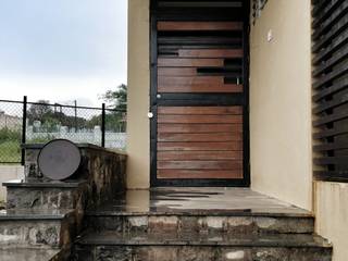 Farmhouse at Igatpuri, Rawat Design Studio Rawat Design Studio ประตูไม้ ไม้ Wood effect