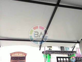 Tenda Membrane Hitam Garasi Teras Jakarta, Braja Awning & Canopy Braja Awning & Canopy Balcones y terrazas de estilo moderno Hierro/Acero