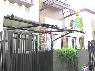 Tenda Membrane Hitam Garasi Teras Jakarta, Braja Awning & Canopy Braja Awning & Canopy モダンデザインの テラス 鉄/鋼