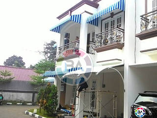 Canopy Kain Jakarta salur biru putih, Braja Awning & Canopy Braja Awning & Canopy カントリーデザインの テラス テキスタイル アンバー/ゴールド