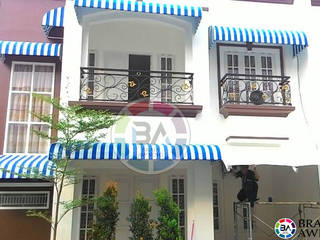 Canopy Kain Jakarta salur biru putih, Braja Awning & Canopy Braja Awning & Canopy カントリーデザインの テラス テキスタイル アンバー/ゴールド