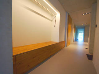 Garderobe ER, Hölzlein Schreinerei Hölzlein Schreinerei Modern Corridor, Hallway and Staircase Wood Wood effect