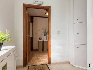 Home Staging en casa de Soco en La Coruña, CCVO Design and Staging CCVO Design and Staging モダンスタイルの 玄関&廊下&階段 白色