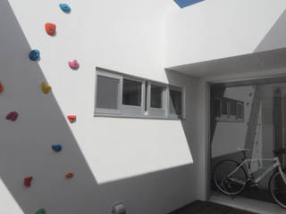 コの字の家, hacototo design room hacototo design room Balcones y terrazas de estilo moderno Piedra Multicolor