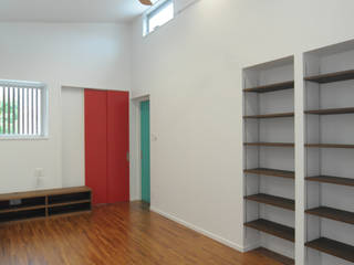 23坪のお家に色色, hacototo design room hacototo design room Salas de estilo moderno Madera Multicolor