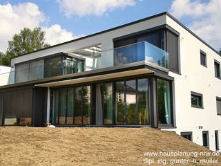 Einfamilienhaus im Bauhausstil, Dipl. Ing. Müller, Büro für Bauplanung und Sanierung Dipl. Ing. Müller, Büro für Bauplanung und Sanierung Detached home Bricks