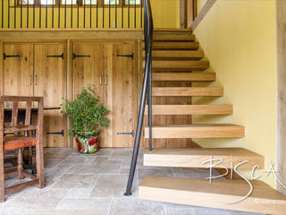 Staircase for Elizabethan timber framed property, Bisca Staircases Bisca Staircases Schody Drewno O efekcie drewna