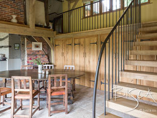Staircase for Elizabethan timber framed property, Bisca Staircases Bisca Staircases Schody Drewno O efekcie drewna