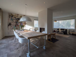 Modern & sfeervol interieur in vrijstaande woning, By Lilian By Lilian Moderne eetkamers Beton